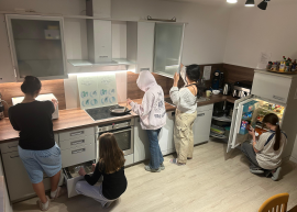 Mädchen kochen in der neuen Küche.