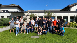 25 motivierte Mitarbeiter sind glücklich, weil sie helfen konnten.