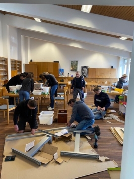 Roche Mitarbeiter sortieren fleißig Lego.