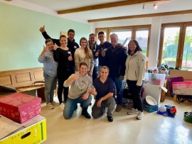 Menschen freuen sich über getane Arbeit.