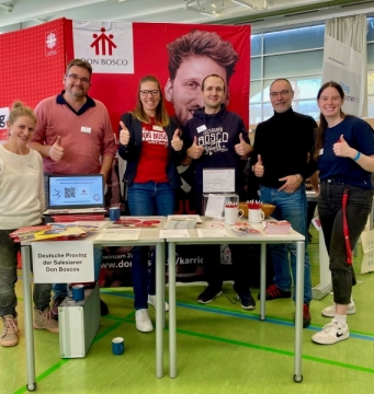 6 Don Bosco Mitarbeiter vertreten unterschiedliche Einrichtungen Don Boscos.