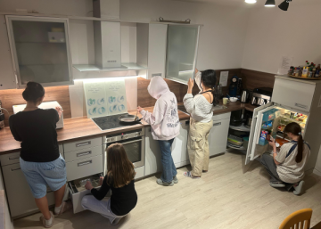 Mädchen kochen in der neuen Küche.