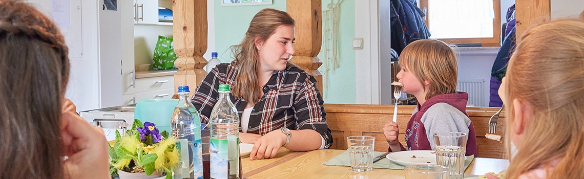 Kinder im Jugendhaus Don Bosco Penzberg beim Mittagessen