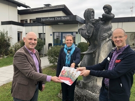 Die Salesianer Don Boscos übernehmen zum 1. Januar die Trägerschaft des Jugendhauses Don Bosco in Penzberg, v.l. der stellvertretende Vorsitzende des bisherigen Trägervereins „Kinder- und Jugendhilfe Penzberg e.V.“, Rainer Thalbauer (links), Einrichtungsleiterin Carolin Kirchner und Provinzialvikar Pater Christian Vahlhaus SDB.